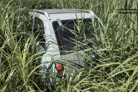 En el paisaje postapocalíptico de Fukushima también quedaron vehículos abandondonados