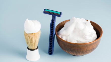 Solo necesitas espuma de afeitar para limpiar el microondas: el truco de limpieza que sirve para todo el hogar