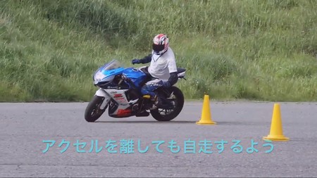 Habilidad en moto, nivel: completar un circuito de conos sin usar las manos y otras maniobras (casi) imposibles