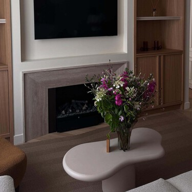 Ha llegado a Ikea la cesta todoterreno que pone orden a mantas y libros, sin renunciar a la decoración