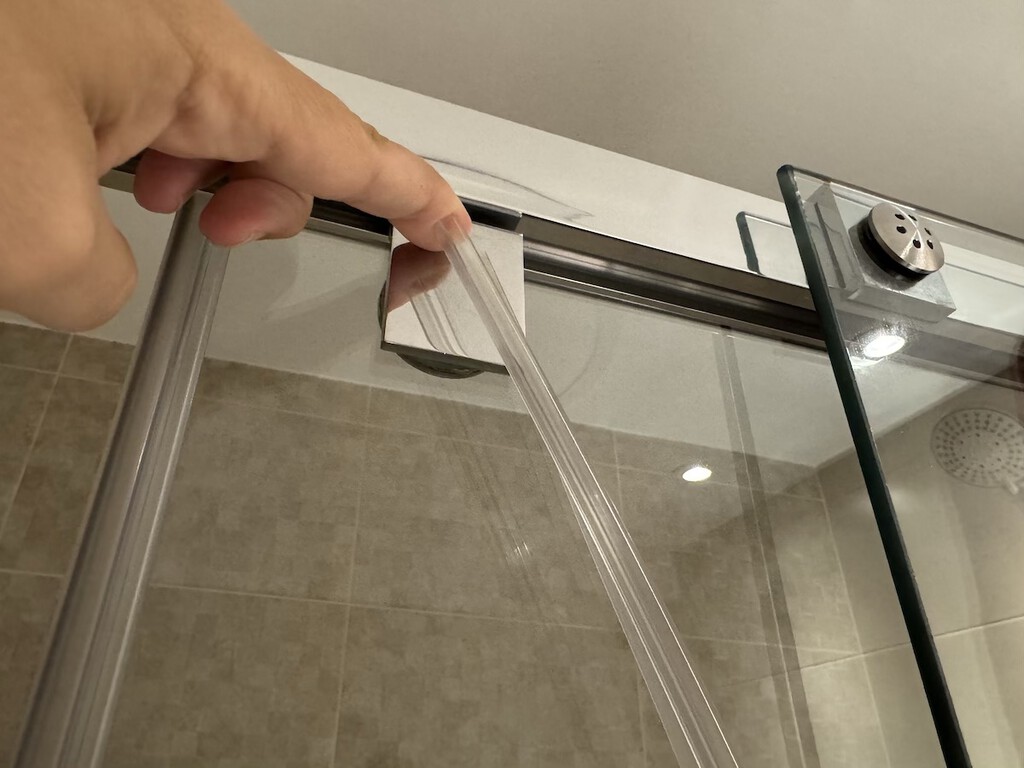 Adiós filtraciones y humedades en la ducha. Esta es la forma correcta de cambiar las gomas de la mampara del baño