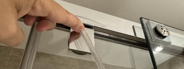 Adiós filtraciones y humedades en la ducha. Esta es la forma correcta de cambiar las gomas de la mampara del baño