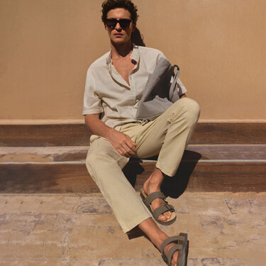 Por menos de diez euros y en cuatro colores, Lefties tiene los pantalones cargo básicos que necesitas porque los puedes combinar con todo