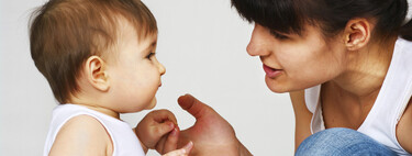 El uso de mascarillas no retrasa el desarrollo del lenguaje, según los pediatras: cómo comunicarnos con los bebés y niños pequeños