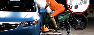 Inventaron un airbag para motos. El resultado es un sistema que abandona la moto y sale volando durante el accidente 