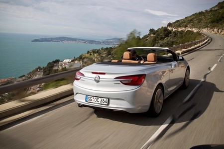 Opel Cabrio 2013 en movimiento