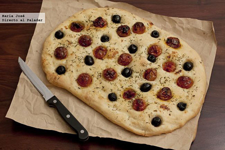 Focaccia de aceitunas y tomates confitados. Receta