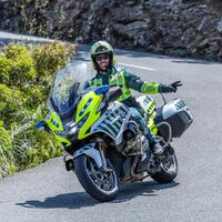 Ni multa ni mala cara: un guardia civil motero aclara de una vez qué pasa cuando les saludas con la "V" en carretera 