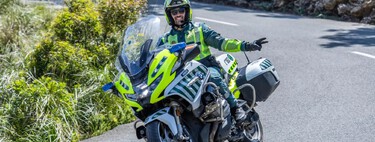 Ni multa ni mala cara: un guardia civil motero aclara de una vez qué pasa cuando les saludas con la "V" en carretera 