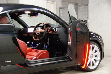 Un Audi TT con luces en el marco de las puertas