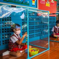 Urnas y mamparas de separación: las extremas medidas de escuelas en Tailandia para evitar contagios