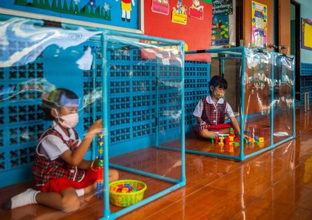 Urnas y mamparas de separación: las extremas medidas de escuelas en Tailandia para evitar contagios