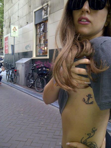 Lady Gaga echa el ancla, habemus nuevo tatuaje