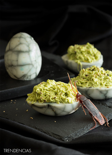 Nidos de cucaracha con aguacate y wasabi. Receta terrorífica para Halloween