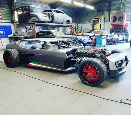 Dos firmas francesas festejan los 50 años del Lamborghini Espada convirtiéndolo en un estrafalario Hot Rod