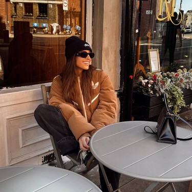 Mango rebaja los plumíferos más discretos que llevaremos sin parar con las zapatillas waterproof cuando llueva