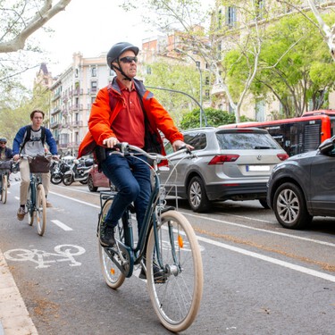 Es oficial: el Gobierno cambia la normativa de tráfico y estrena multas de 200 euros para proteger a peatones, ciclistas y patinetes