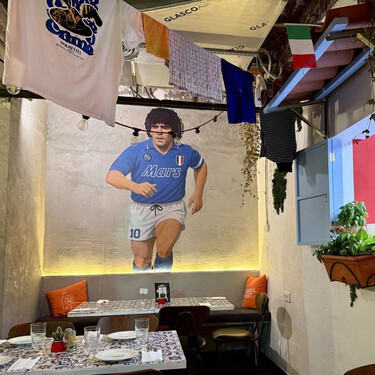 Este restaurante es de Barcelona, pero parece un rincón de Napolés, con mural de Maradona incluido