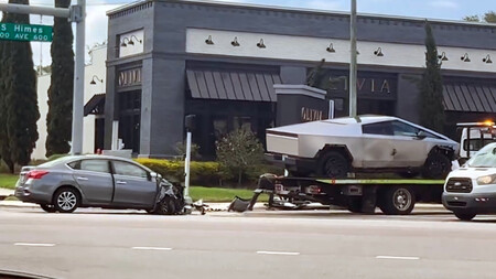 Un coche queda destrozado tras chocar contra una Tesla Cybertruck