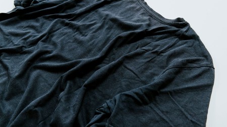 Si tienes playeras negras con manchas de desodorante, así puedes limpiarlas por completo