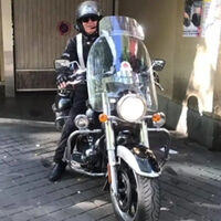 "Me perseguía la policía con la moto de mi padre": el cura motero que ahora predica sobre una Kawasaki de 1.700 cc y recibe hasta el Papa 