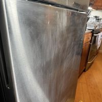 Limpiar el frigorífico por fuera y no causar un desastre. Así hay que hacerlo, según explican los fabricantes