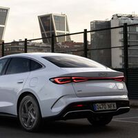 Probamos el BYD Seal 6 DM-i: una berlina PHEV amplía y cómoda que se ríe de los diésel con su etiqueta cero y sus más de 1.500 km de autonomía