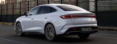 Probamos el BYD Seal 6 DM-i: una berlina PHEV amplía y cómoda que se ríe de los diésel con su etiqueta cero y sus más de 1.500 km de autonomía