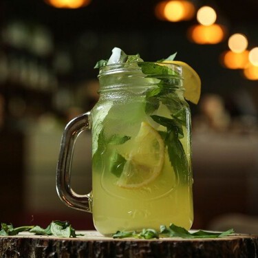Prepara una soda italiana de pistache y limón en casa, sin jarabes artificiales y en solo 3 minutos