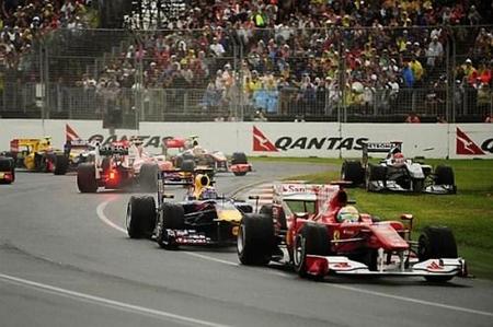 Fernando Alonso en medio de la pista tras el trompo en el GP de Australia 2010