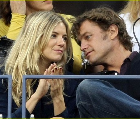 Sienna Miller y su nuevo novio en el US Open