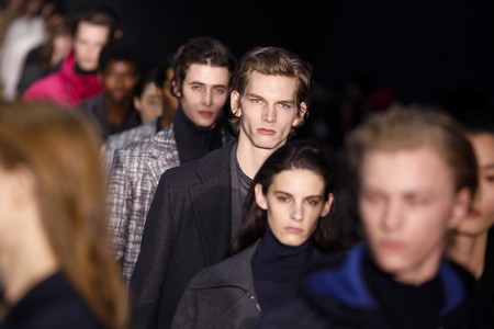 Hugo Boss actualiza el look de oficina con tonos de pies a cabeza en su desfile en Nueva York