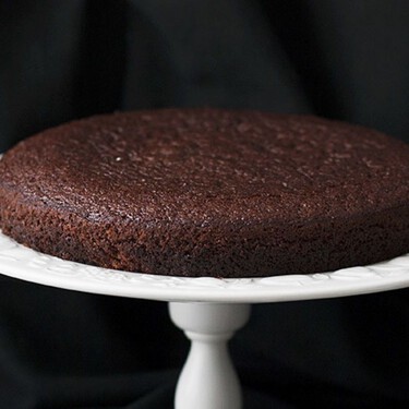 Bizcocho de chocolate esponjoso y fácil: la receta que te querrán copiar todos