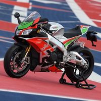 ¿Alerones de MotoGP en una moto de calle? Sí, la Aprilia RSV4 RF LE ya está aquí