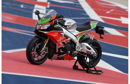 ¿Alerones de MotoGP en una moto de calle? Sí, la Aprilia RSV4 RF LE ya está aquí