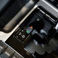 ¿Para qué sirve el + / - en la transmisión automática de tu auto y en qué momento deberías usarlo? 