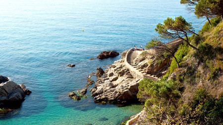 Tres noches al precio de dos: escapada romántica con jacuzzi y media pensión en Lloret de Mar 