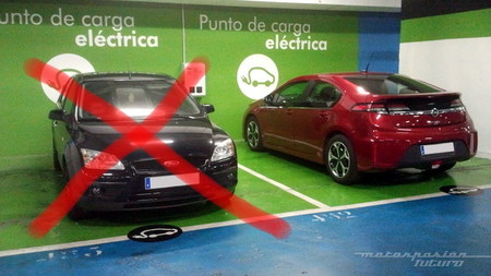 De plazas de aparcamiento, coches eléctricos y civismo