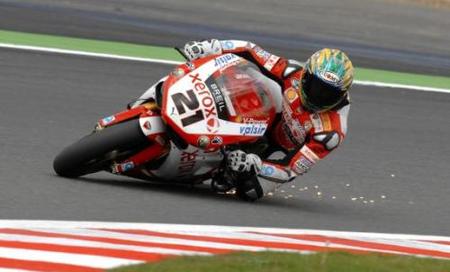 Troy Bayliss muestra en la segunda carrera su título de Campeón del Mundo