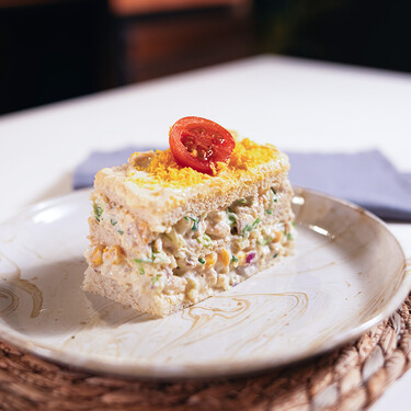 Pastel frío de pollo con pan de molde, una receta rápida y deliciosa, ideal para el verano