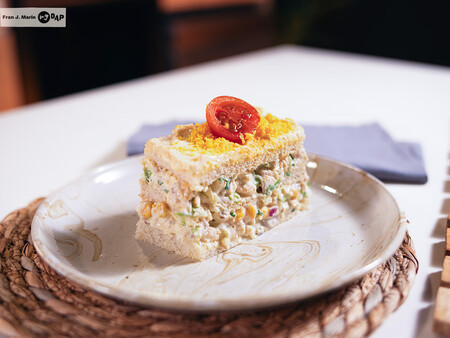 Pastel frío de pollo con pan de molde, una receta rápida y deliciosa, ideal para el verano