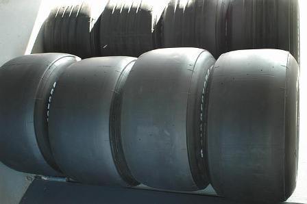Bridgestone modifica los neumáticos slick