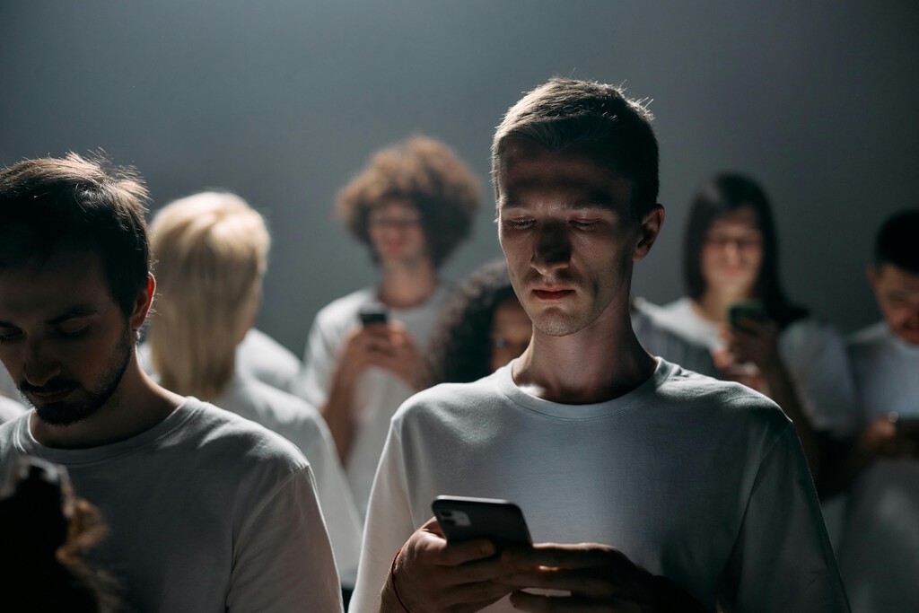 La misteriosa crisis de las redes sociales: su uso llegó al pico en 2022 y desde entonces no ha parado de caer