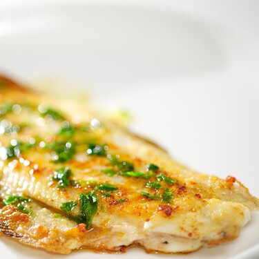 La técnica infalible para cocinar lenguado y otros pescados blancos delicados sin destrozarlos en la sartén 