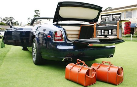 Rolls-Royce Phantom Drophead Coupé con un servicio de champán a juego