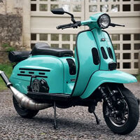 Saluda a la Yambretta: un scooter con base Lambretta y motor de Yamaha RD350 que se pone a 200 km/h