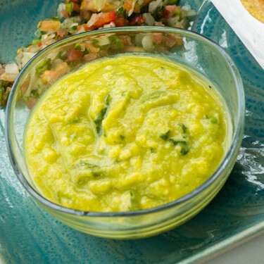 Cómo hacer una salsa cremosita con chiles en vinagre enlatados y 4 ingredientes: ideal para acompañar tus antojitos o botanear 