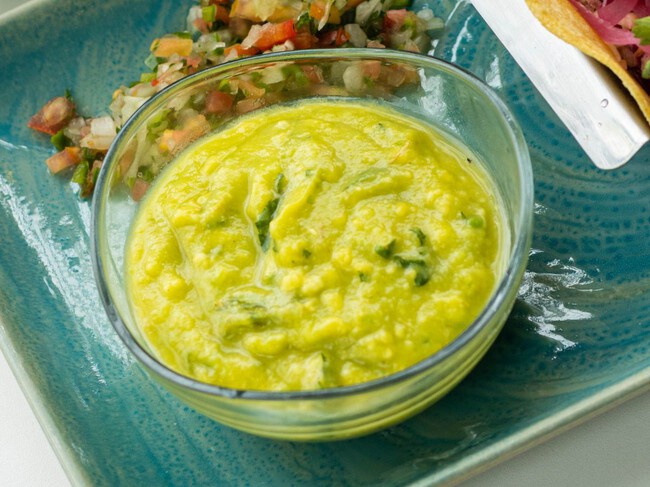 Cómo hacer una salsa cremosita con chiles en vinagre enlatados y 4 ingredientes: ideal para acompañar tus antojitos o botanear