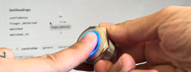 Esta inventora se ha construido su propia cerradura inteligente con huella: así lo ha hecho con una Raspberry Pi y mucho ingenio