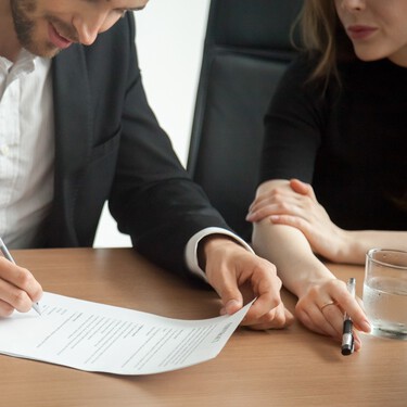 Tengo 40 años y me estoy planteando hacer testamento pero no sé por donde empezar: todos los documentos que necesitas y lo que tienes que saber  